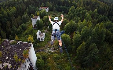 Прыжок с тарзанки с крыши дома