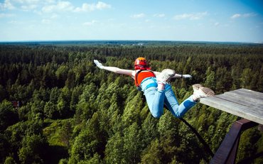 Прыжок с тарзанки с крыши дома